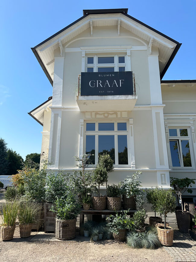 Die ersten Blumen wurden aus dem Fenster dieser Villa heraus verkauft. Heute findet der Blumenverkauf in dem klimatisierten Anbau statt. Foto: Blumen Graaf