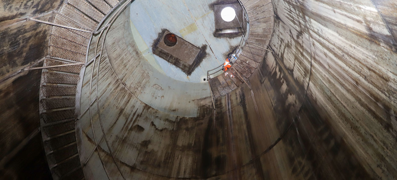Blick nach oben: Der Ausstieg oben an der Treppe misst nur 80 Zentimeter. Kameraleute müssen ihre Technik vorschicken. Foto: Markus Krohn