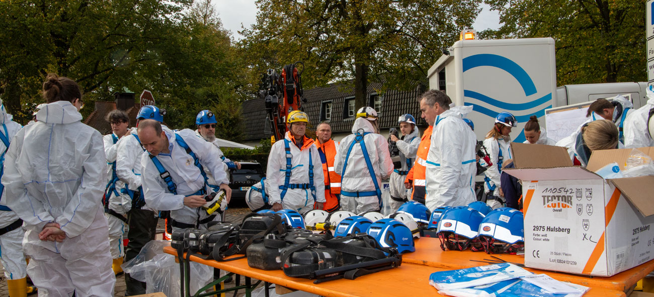 Vorbereitungen auf der Erdoberfläche: Medienvertreter mit Schutzanzug, Helm und Klettergeschirr. Foto: Markus Krohn