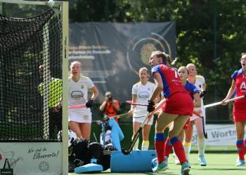Hier verpasste die Großflottbekerin Stella Tegtmeier (vorne Mitte) in der 58. Minute den 2:2-Ausgleich, weil sie knapp oben links vorbei zielte.