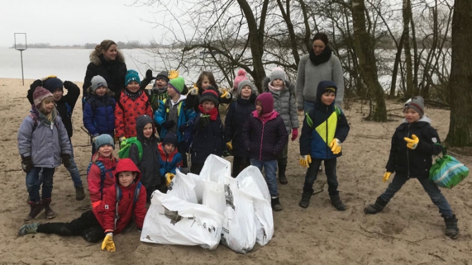 Die Schülerinnen und Schüler präsentieren den eingesammelten Müll eines Vormittages am Strand von Wittenbergen