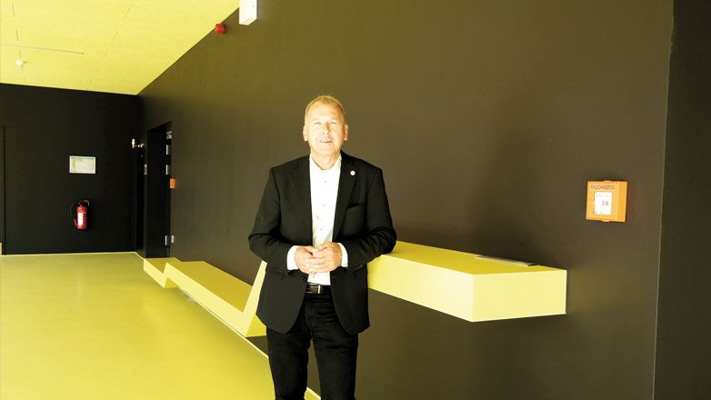 Mathias Morgenroth-Marwedel im Foyer der neu gebauten Sporthalle. Er kämpft dafür, dass die „Arena Blankenese“ als öffentlicher Veranstaltungsort genutzt werden darf.