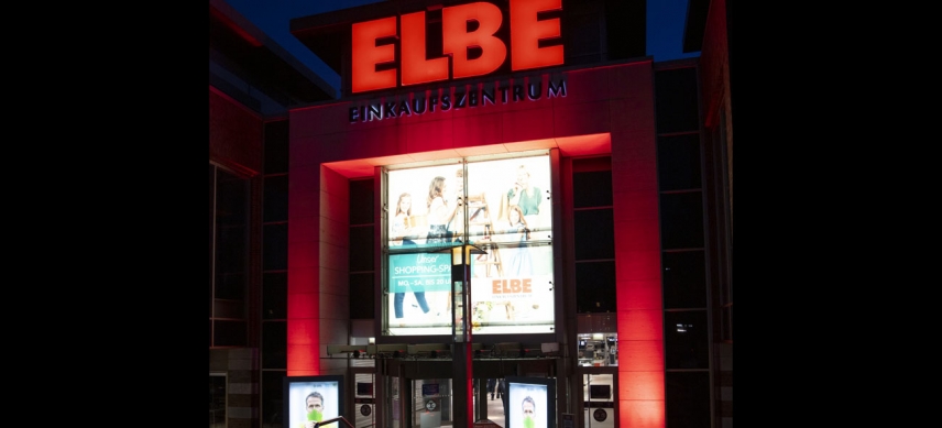 Das ELBE Einkaufszentrum in Osdorf rot beleuchtet