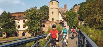 Radfahrer auf dem Radweg „Liebliches Taubertal. Der Klassiker“ in Wertheim vor der Burg.