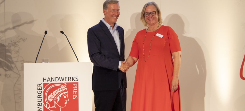 Haspa-Vorstandssprecher Dr. Harald Vogelsang gratuliert Sabine Möller zum Handwerkspreis