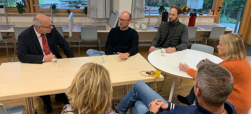 Schulsenator Ties Rabe (links) im Gespräch mit Schulleiter Philip Reuter, Schulaufsicht Stefan Möller und Lehrkräften der Schule