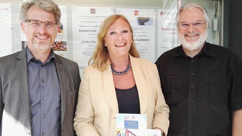 Bürgerschaftsabgeordnete Anne Krischok (SPD) umrahmt von den beiden DIrektoren des Hamburger Konservatoriums, Michael Petermann und Markus Menke