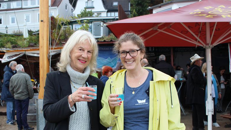 Vertrauensfrauen am Elbstrand: Christiane Petersen und Marianne Nissen-Grube feiern mit ihren Unterstützern in der Strandperle ihren Erfolg