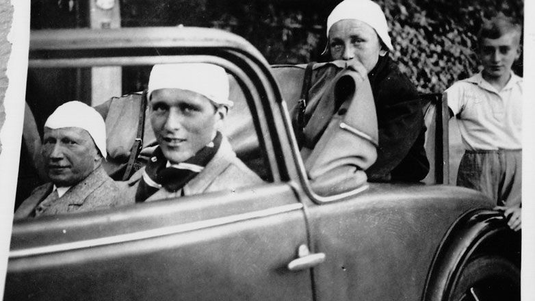 Luz 1934 mit Vater Long, Bruder Sebastian und Hejo in seinem neuen Auto, genannt &quot;Blutblase&quot;