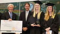 Preisträgerinnen des 5. Innovationspreises: Nina Wolter und Lara Ludwig (rechts) mit Prof. Hoffmann und Dr. Dirk Harms