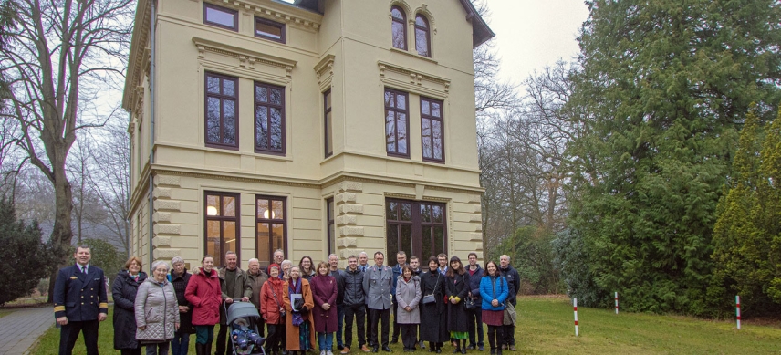 Familienangehörige der ehemaligen Eigentümer der Villa Plaut stehen mit Freunden und Angehörigen der Führungsakademie der Bundeswehr zum Gruppenfoto vor der Villa Plaut