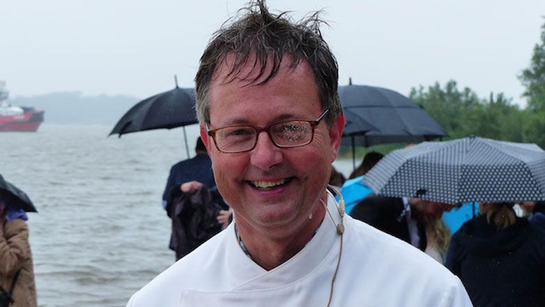 Pastor Anton Knuth von der Johanneskirchengemeinde Rissen atmet durch – endlich sind Taufen in der Elbe am Wittenbergener Elbstrand wieder möglich – allerdings erst im nächsten Jahr wieder.