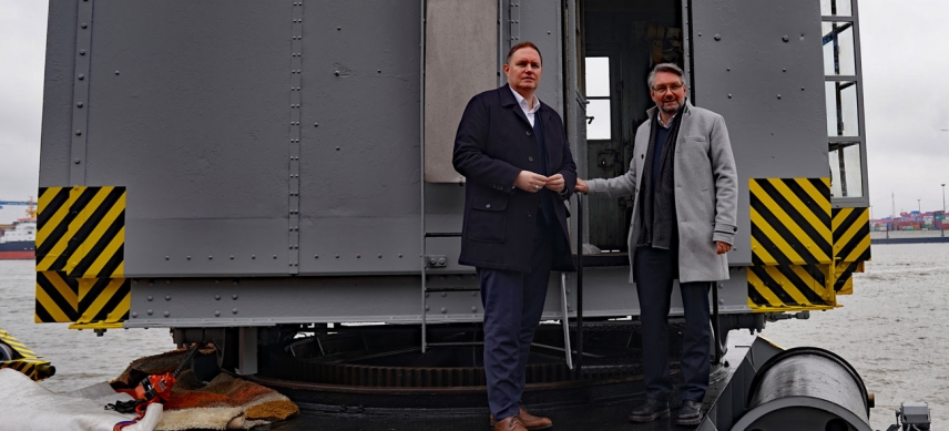Senator Carsten Brosda und SHMH-Vorstand Hans Jörg Czech vor restauriertem Hafenkran.