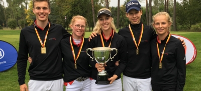 Die Golferinnen und Golfer vom Hochrad-Gymnasium in Othmarschen feiern ihren Sieg