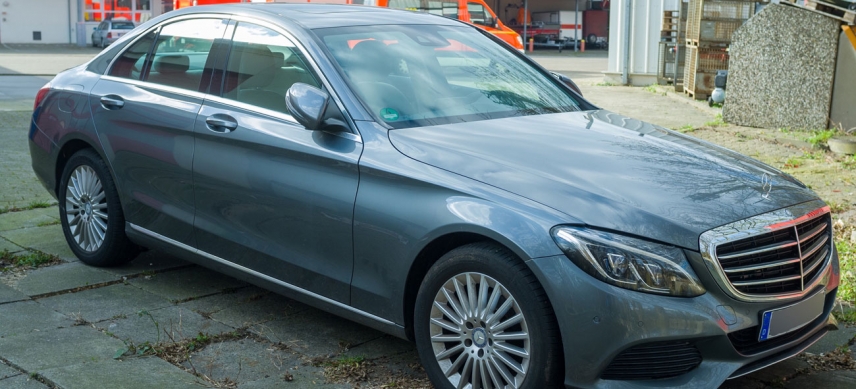 Bis zum 2. April 2020 können Interessenten bei der Stadt Wedel ein Gebot für den Mercedes abgeben. 