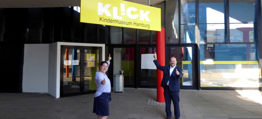 Philine Sturzenbecher und Frank Schmitt freuen sich mit dem KLICK Kindermuseum in Osdorf über die Förderung