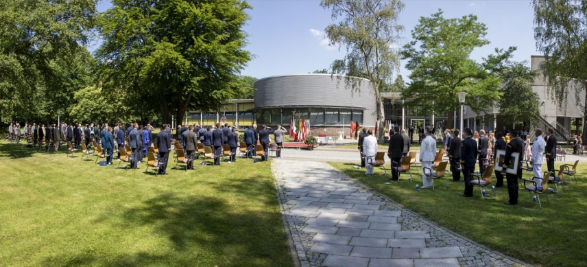 Festakt bei strahlendem Sonnenschein: Die Führungsakademie der Bundeswehr hat jetzt 78 Stabsoffiziere aus 36 Staaten verabschiedet. Die Soldaten waren Teilnehmer des Lehr- gangs General- und Admiralstabsdienst International 2019.