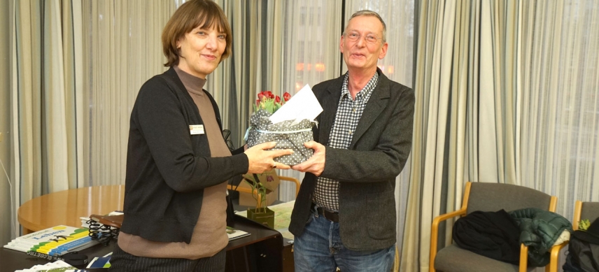 Abschied von Fred Niemann: Die Leiterin des Wedeler Bauamts, Gisela Sinz, bedankt sich für die gute Zusammenarbeit