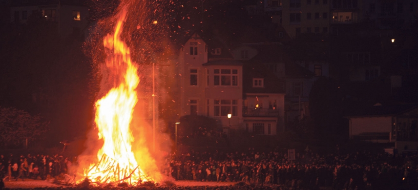 Das traditionelle Osterfeuer am Blankeneser Elbstrand.