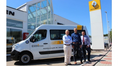 BSC-Vorsitzender Dieter Tetzen, Autohaus Elbgemeinden-Geschäftsführer Sven Callesen und Kundenberater Frank Benorden vor dem Renault Master