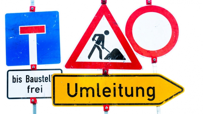 Achtung Autofahrer! Baustelle an der Behringstraße.