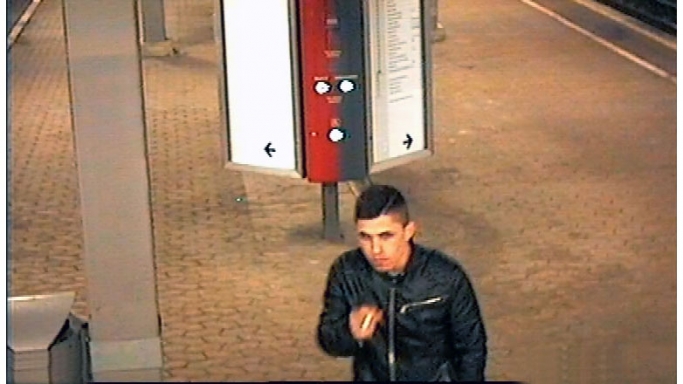 Dieses Bild aus der Überwachungskamera am S-Bahnhof Rissen soll den Täter zeigen