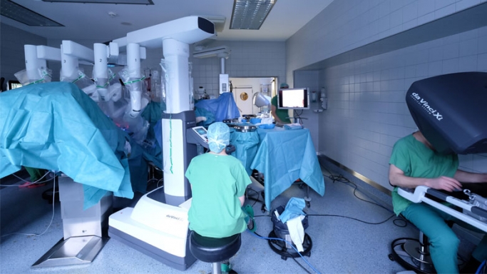 Blick in den da Vinci-Operationssaal der Asklepios Klinik Altona (Hamburg) während einer roboterassistieren Operation mit dem „da Vinci Xi“.