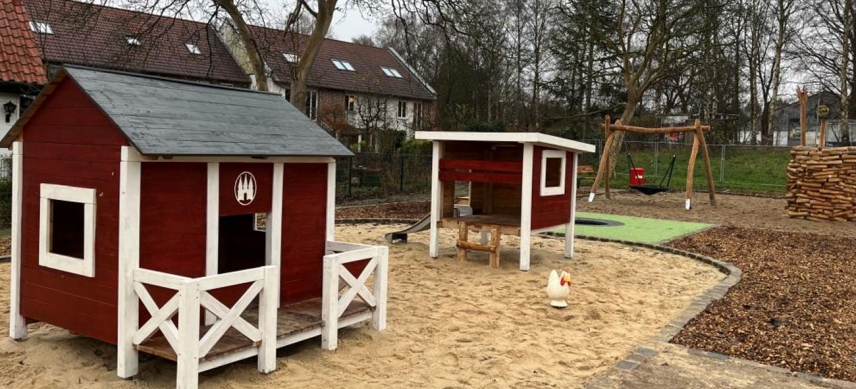 Spielhäuser auf dem neuen Spielplat am Sülldorfer Kirchenweg/Ecke Op&#039;n Hainholt
