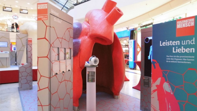 Herz und Hand zum Anfassen und Begehen: Im Elbe Einkaufszentrum wird die Funktionsweise des Menschen be-greifbar