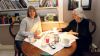 Ein guter Kaffee ist immer dabei: Maud Barg und Monika Lühmann letzte Woche am „Übergabe-Tisch“ im Lühmanns