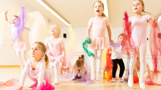 Ein großer Spaß für die Kleinsten: Tanzen, Hüpfen und Fliegen durch den Saal