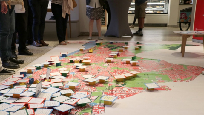 Die Teilnehmer der ersten Stadtcheck-Veranstaltungen schauen auf die Bodenkarte