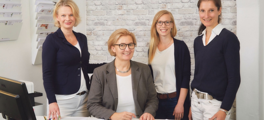 Dr. Bettina Jagemann (sitzend) und Daria Kähler (2.v.r.) bieten neue Ernährungs-Kurse an