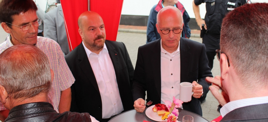 Nach einem anstrengenden Arbeitstag stärkte sich Bürgermeister Peter Tschentscher beim Sommerfest des SPD-Abgeordneten Frank Schmitt