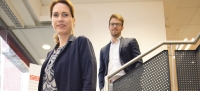 Filialleiterin Eltje Reimers-Booms mit ihrem Stellvertreter Julian Leist auf der Treppe zu den Schließfächern